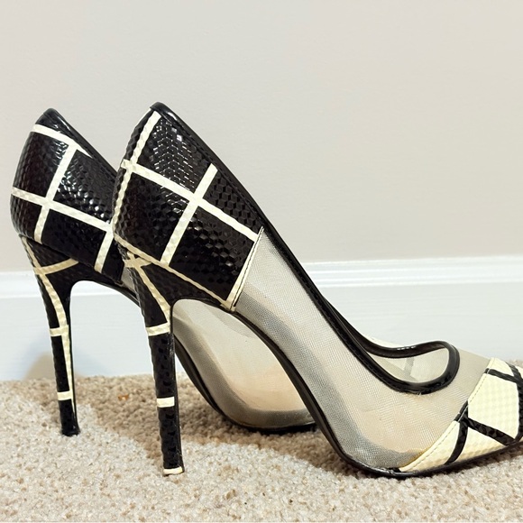 Women's white and Black Pumps - Picture 7 of 9